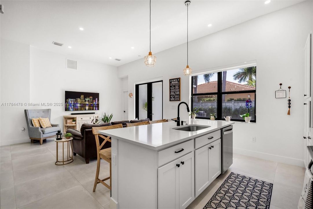 最近售出: $912,000 (4 贝兹, 3 浴室, 0 平方英尺)