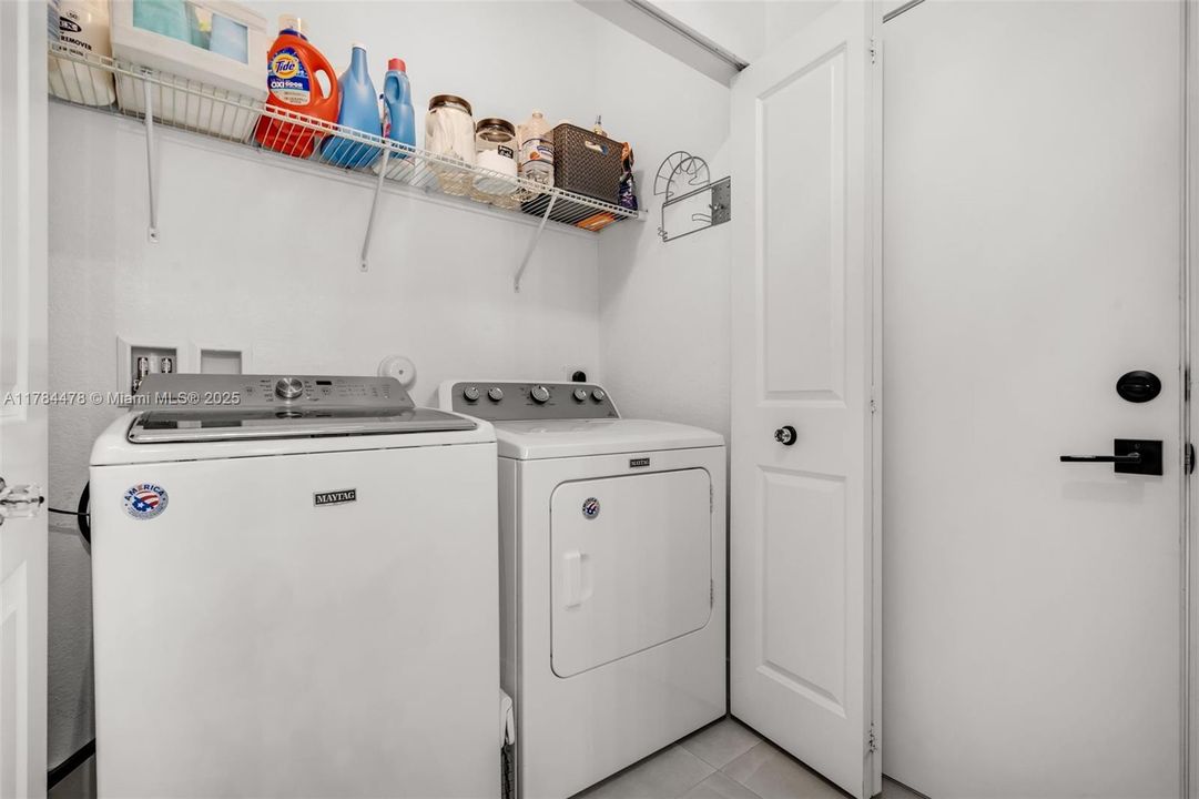 最近售出: $912,000 (4 贝兹, 3 浴室, 0 平方英尺)