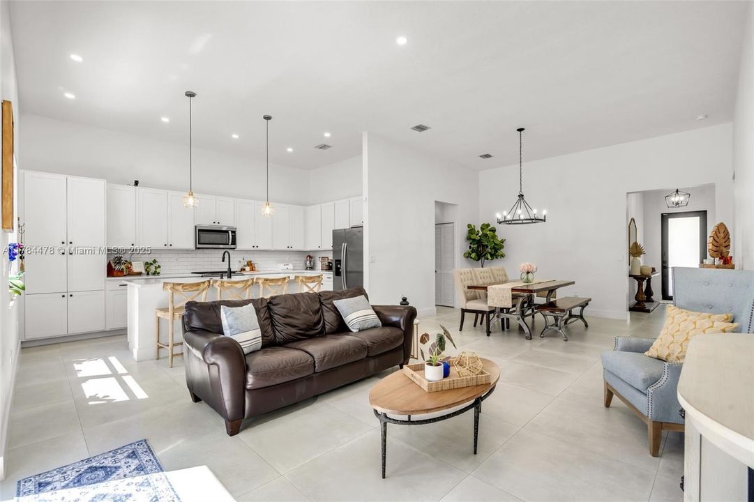 最近售出: $912,000 (4 贝兹, 3 浴室, 0 平方英尺)