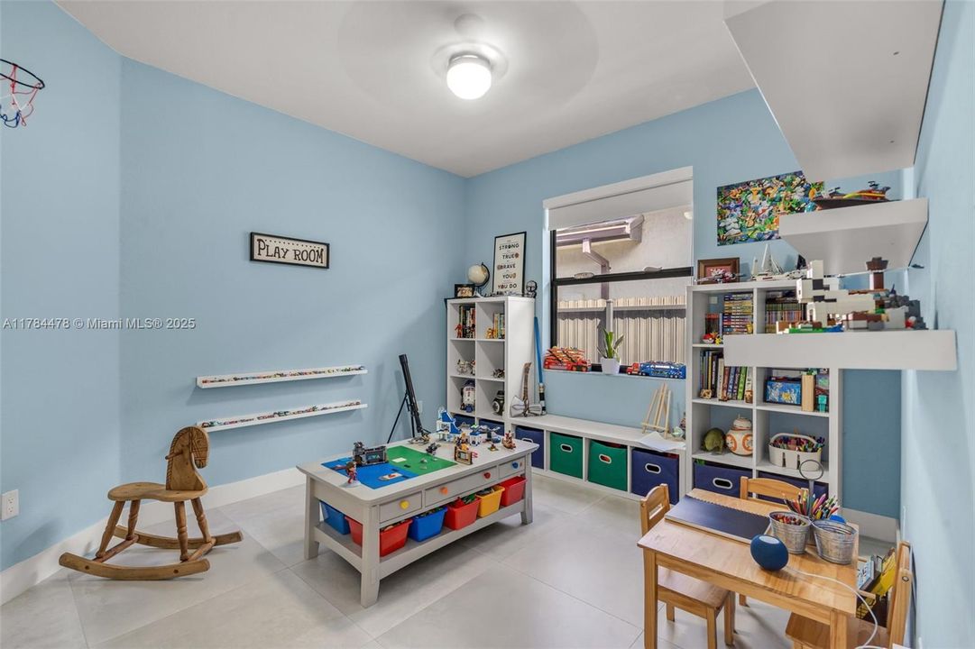 最近售出: $912,000 (4 贝兹, 3 浴室, 0 平方英尺)