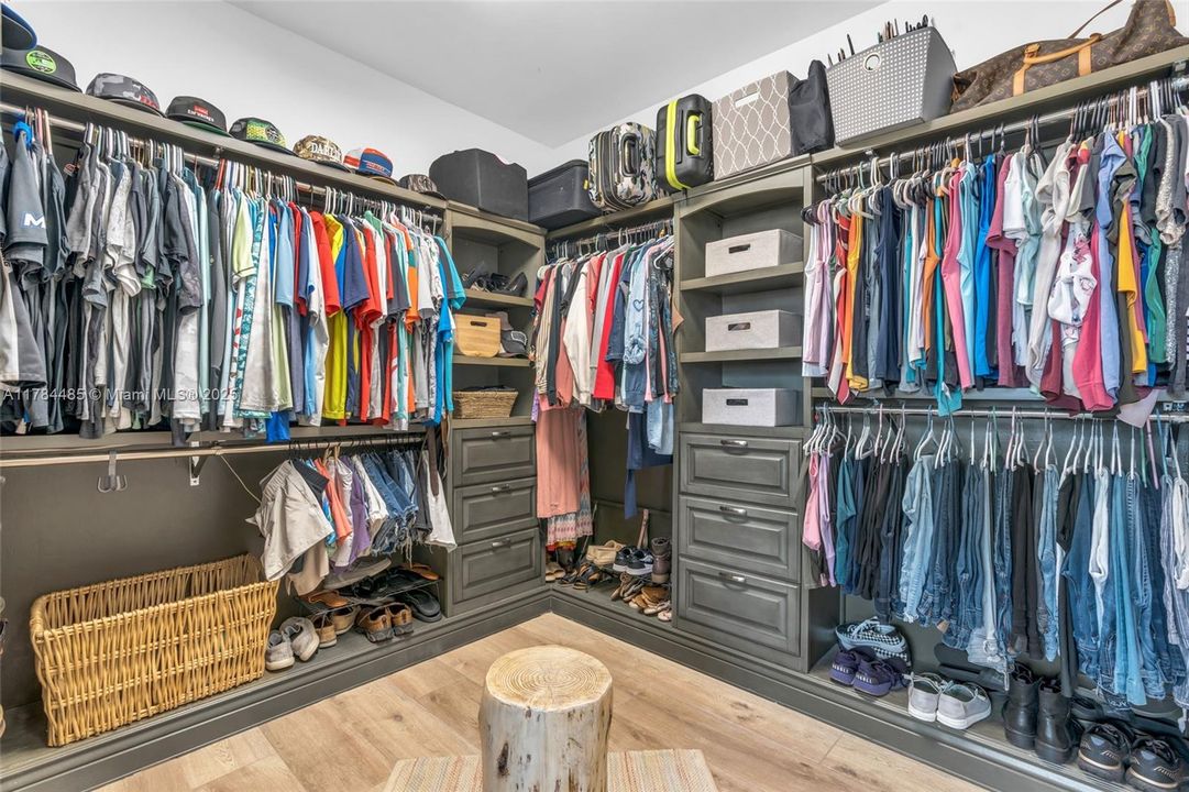 Active With Contract: $1,299,900 (4 beds, 3 baths, 3092 Square Feet)