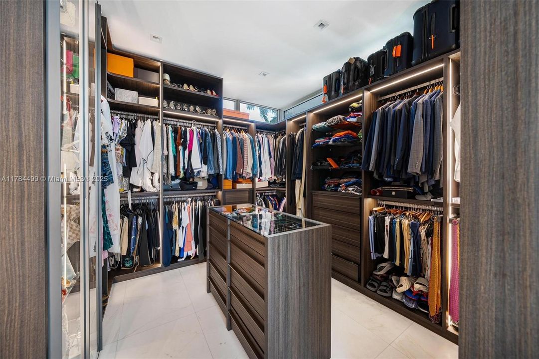 For Sale: $19,700,000 (6 beds, 7 baths, 6810 Square Feet)