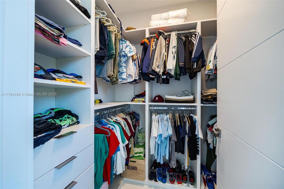 For Sale: $19,700,000 (6 beds, 7 baths, 6810 Square Feet)