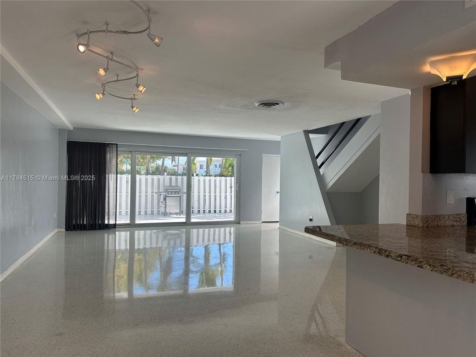 最近租的: $4,195 (3 贝兹, 2 浴室, 1632 平方英尺)