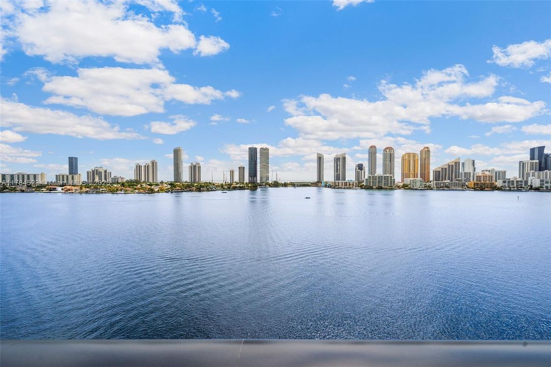 Recently Sold: $3,750,000 (4 beds, 5 baths, 3461 Square Feet)