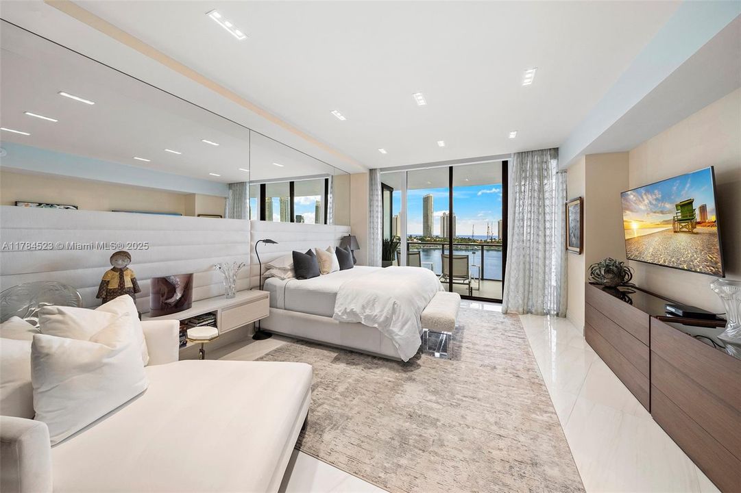 Recently Sold: $3,750,000 (4 beds, 5 baths, 3461 Square Feet)