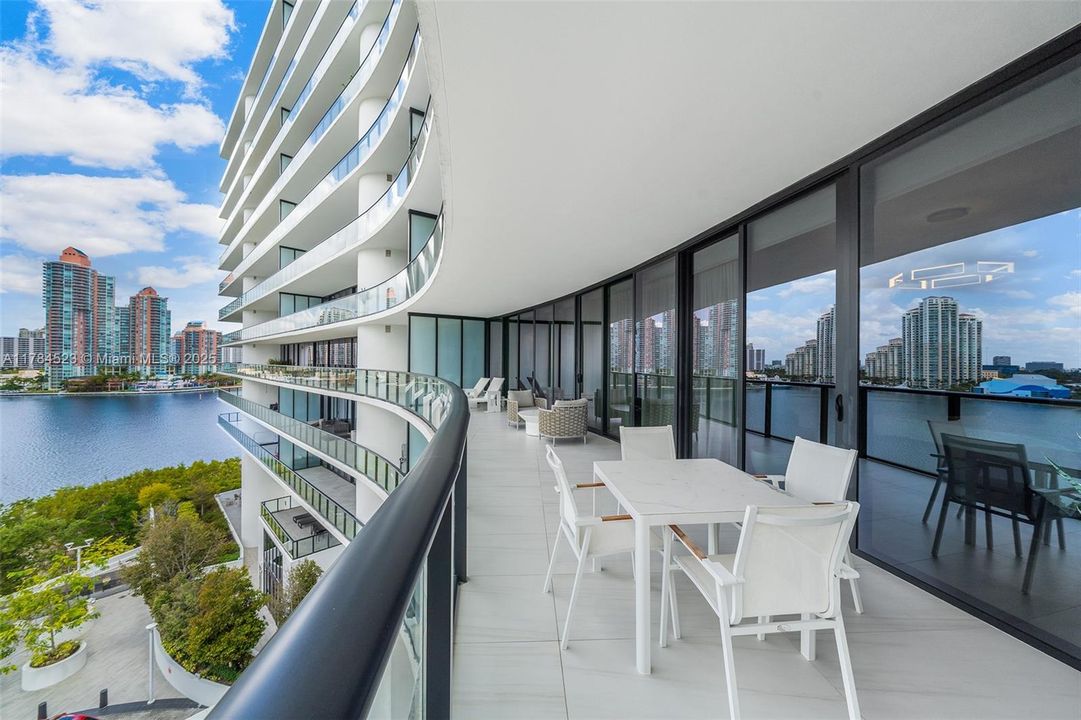 Recently Sold: $3,750,000 (4 beds, 5 baths, 3461 Square Feet)