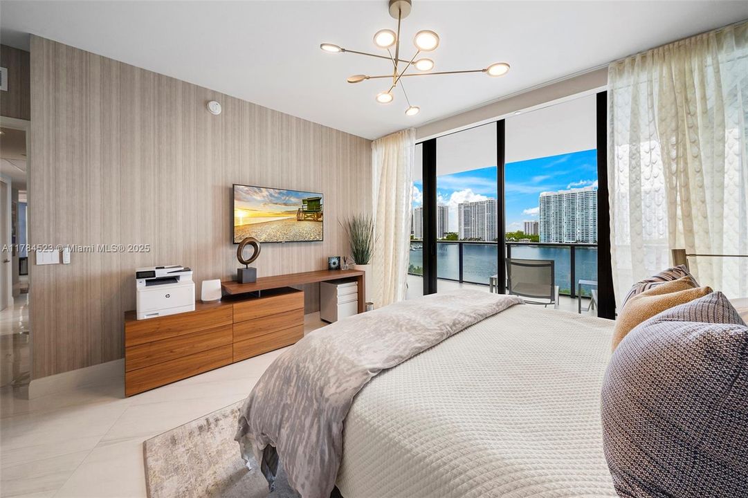 Recently Sold: $3,750,000 (4 beds, 5 baths, 3461 Square Feet)