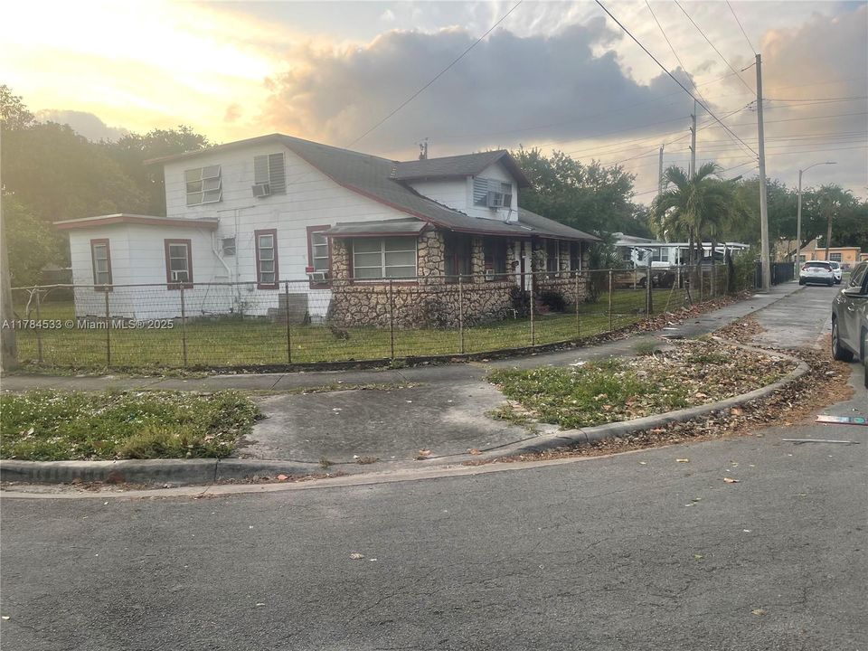 合同活跃: $650,000 (7 贝兹, 3 浴室, 2986 平方英尺)