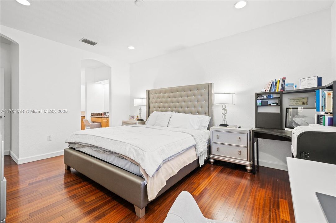 Недавно продано: $630,000 (5 спален, 3 ванн, 2552 Квадратных фут)