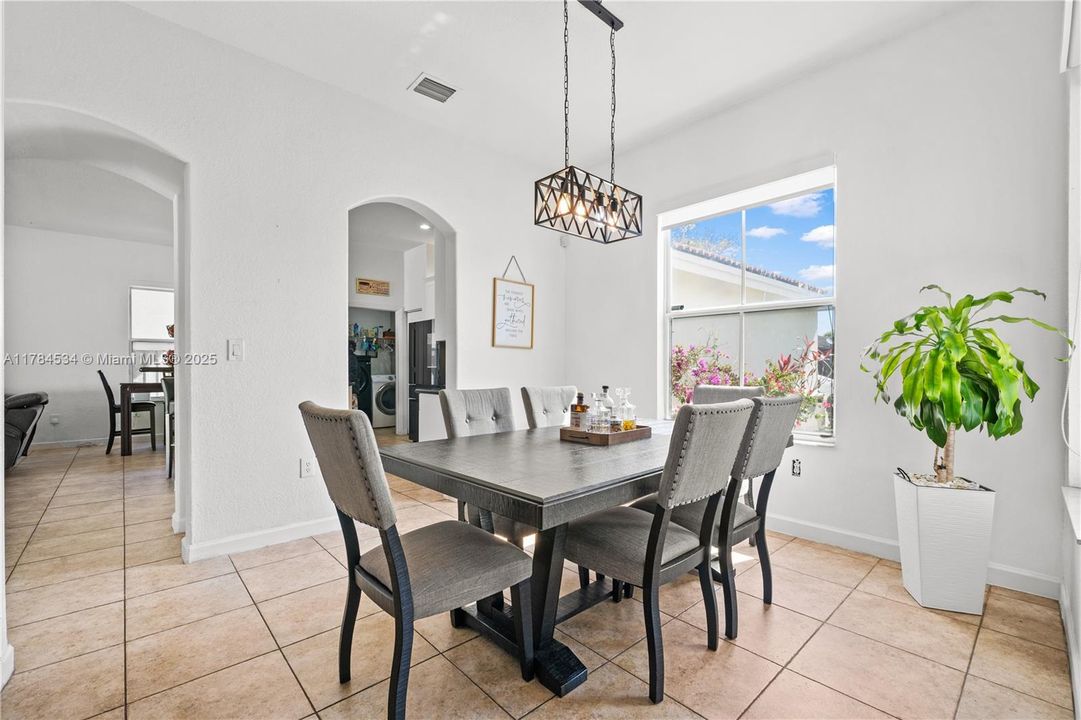 Недавно продано: $630,000 (5 спален, 3 ванн, 2552 Квадратных фут)