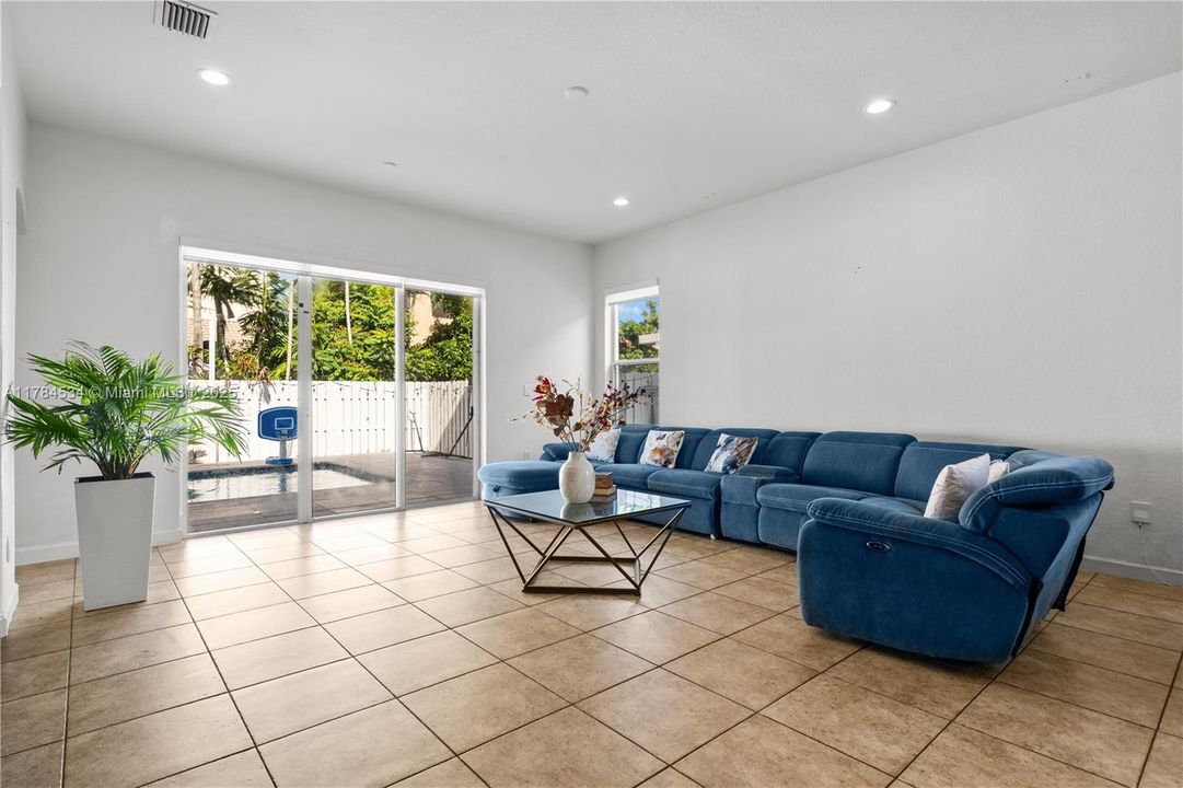 Недавно продано: $630,000 (5 спален, 3 ванн, 2552 Квадратных фут)