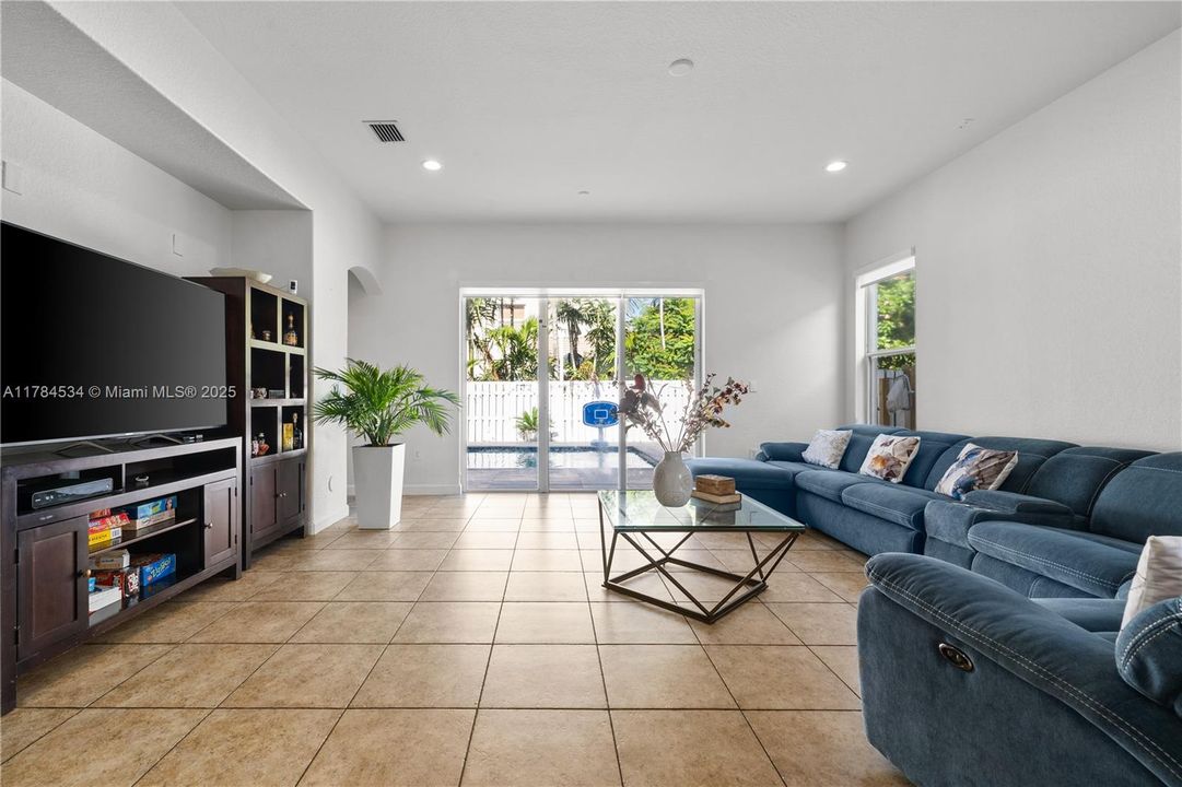 Недавно продано: $630,000 (5 спален, 3 ванн, 2552 Квадратных фут)