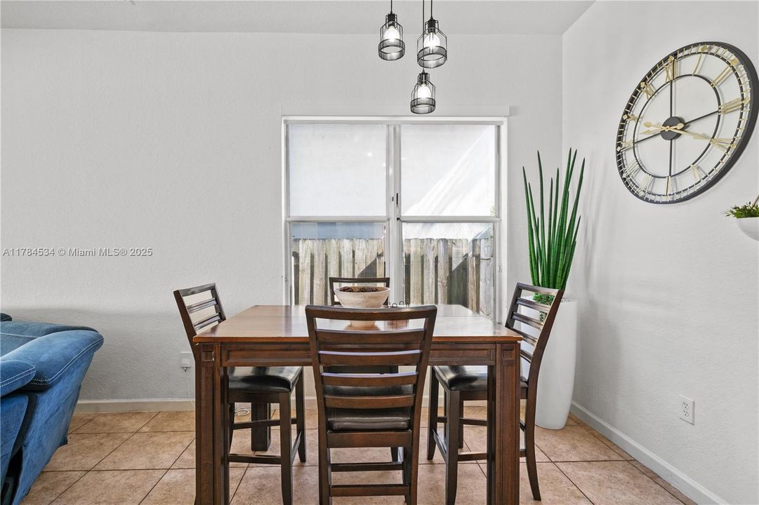 Недавно продано: $630,000 (5 спален, 3 ванн, 2552 Квадратных фут)