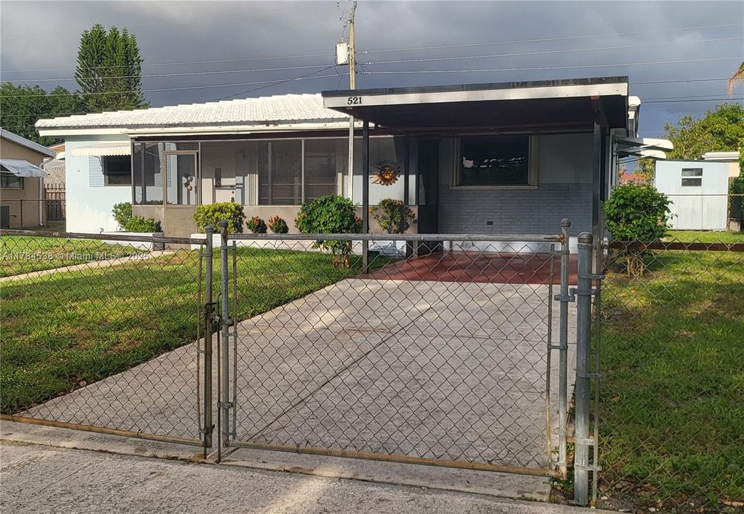 For Sale: $450,000 (3 beds, 1 baths, 1364 Square Feet)