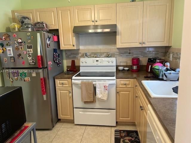 For Sale: $99,000 (1 beds, 1 baths, 750 Square Feet)