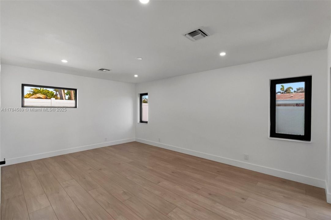 最近售出: $1,195,000 (3 贝兹, 2 浴室, 2898 平方英尺)