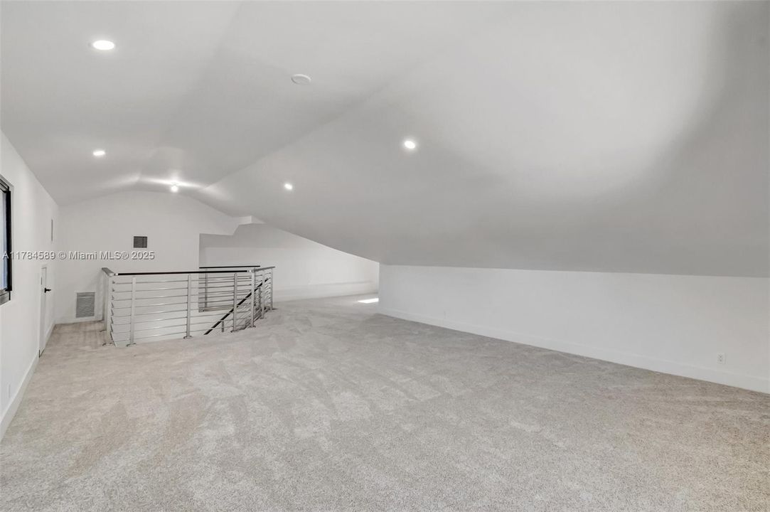 最近售出: $1,195,000 (3 贝兹, 2 浴室, 2898 平方英尺)