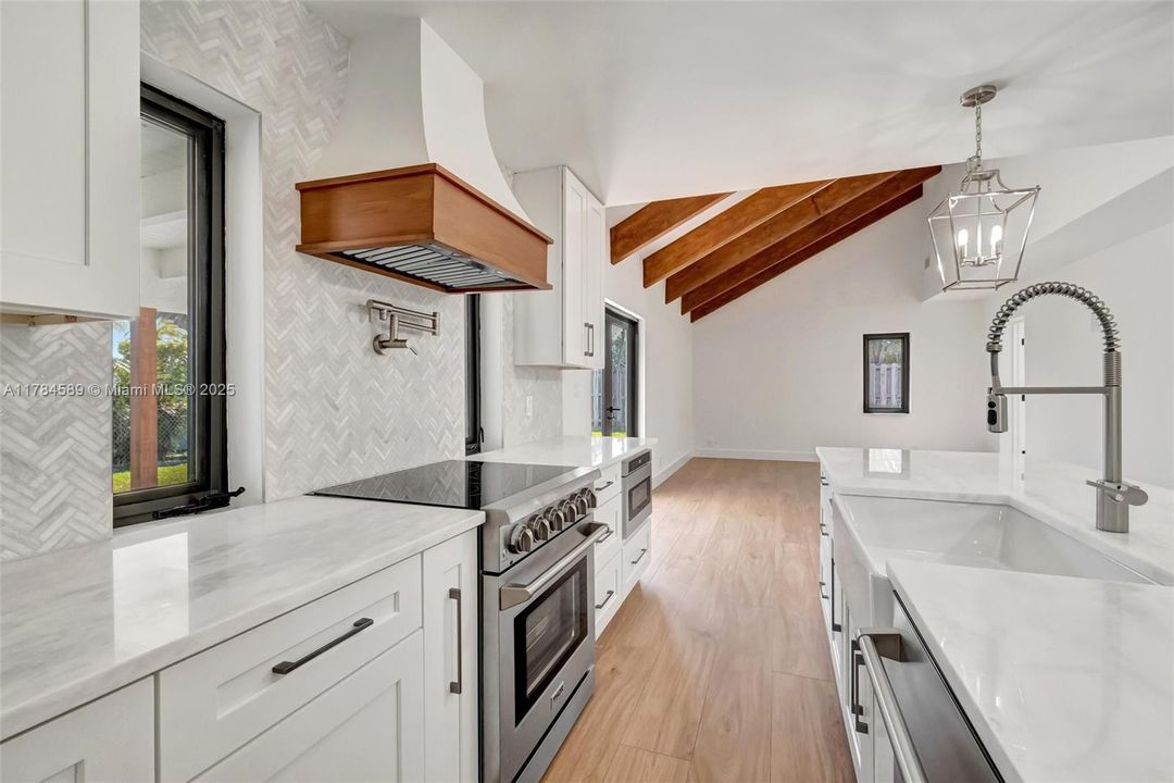 最近售出: $1,195,000 (3 贝兹, 2 浴室, 2898 平方英尺)