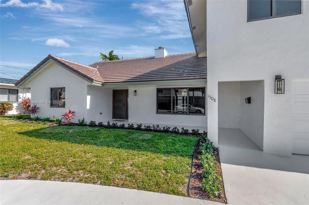 最近售出: $1,195,000 (3 贝兹, 2 浴室, 2898 平方英尺)