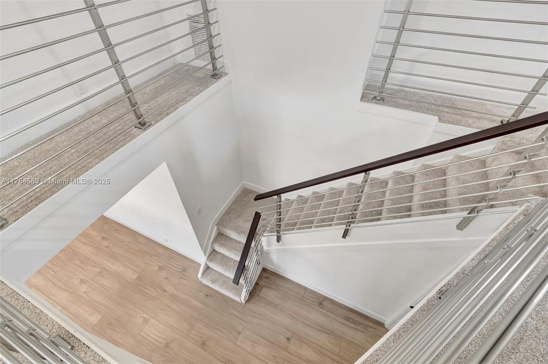 最近售出: $1,195,000 (3 贝兹, 2 浴室, 2898 平方英尺)