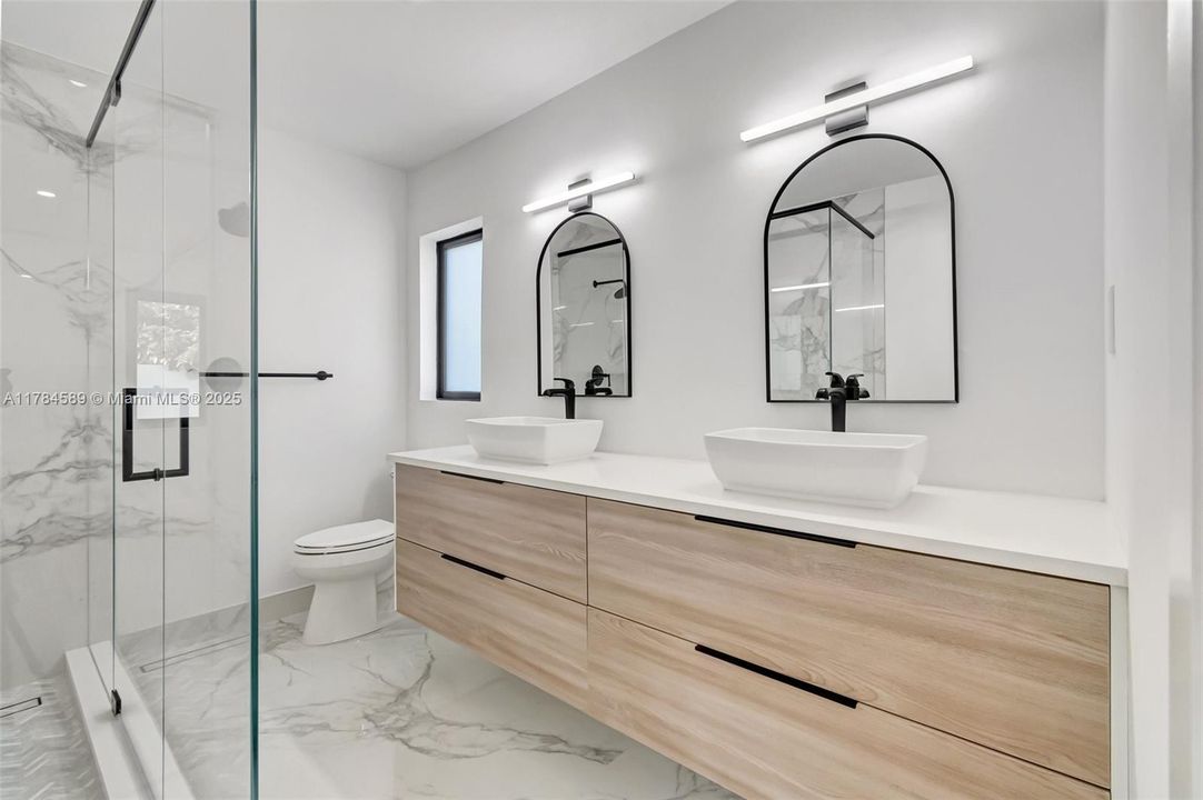 最近售出: $1,195,000 (3 贝兹, 2 浴室, 2898 平方英尺)