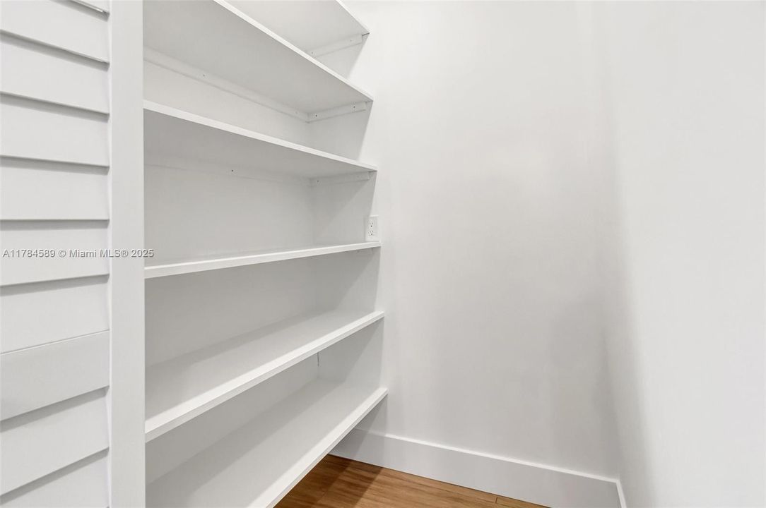 最近售出: $1,195,000 (3 贝兹, 2 浴室, 2898 平方英尺)