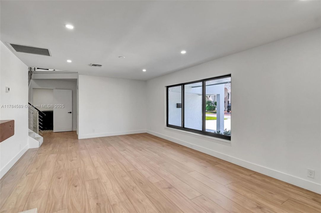 最近售出: $1,195,000 (3 贝兹, 2 浴室, 2898 平方英尺)