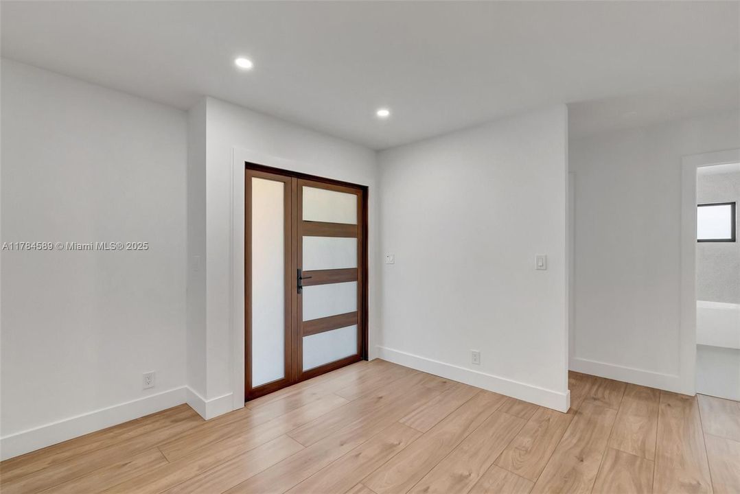 最近售出: $1,195,000 (3 贝兹, 2 浴室, 2898 平方英尺)