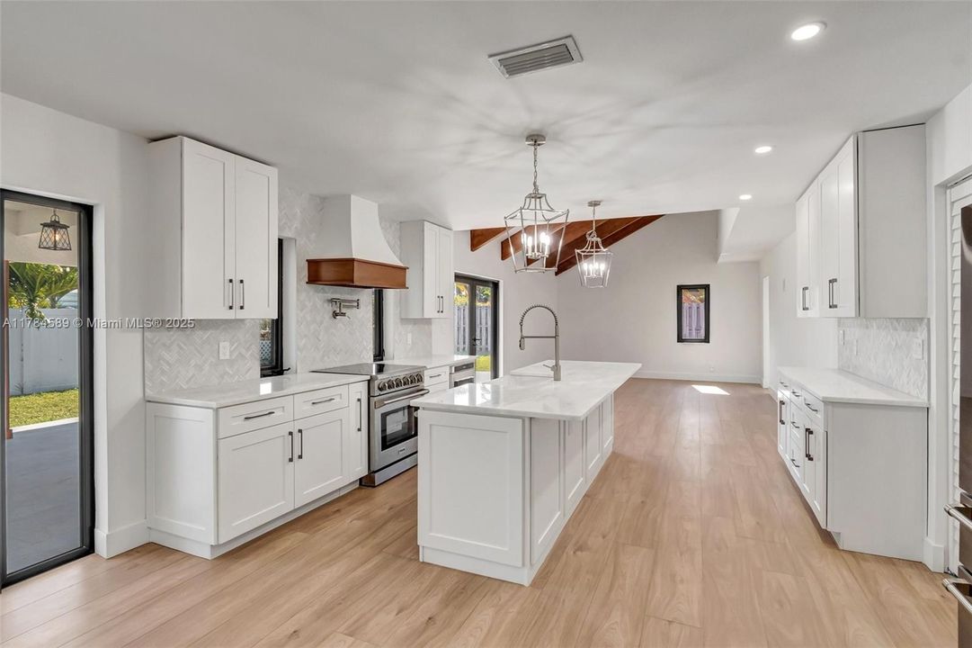 最近售出: $1,195,000 (3 贝兹, 2 浴室, 2898 平方英尺)