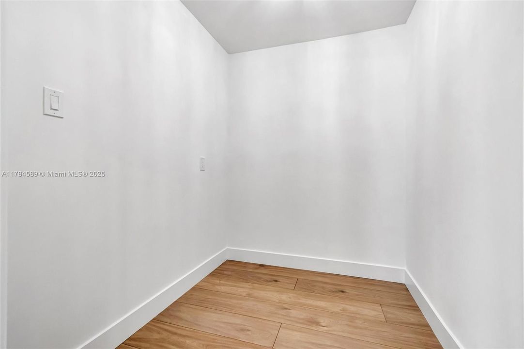 最近售出: $1,195,000 (3 贝兹, 2 浴室, 2898 平方英尺)