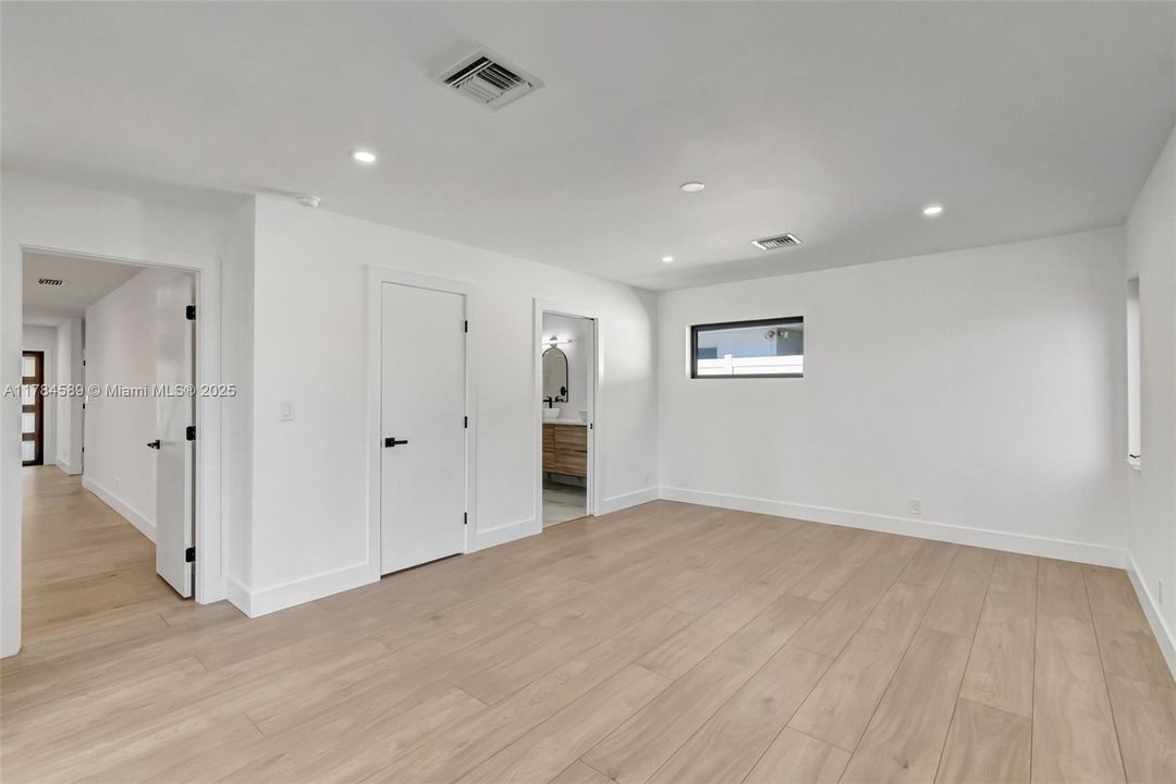 最近售出: $1,195,000 (3 贝兹, 2 浴室, 2898 平方英尺)