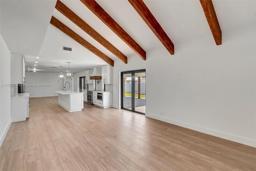 最近售出: $1,195,000 (3 贝兹, 2 浴室, 2898 平方英尺)