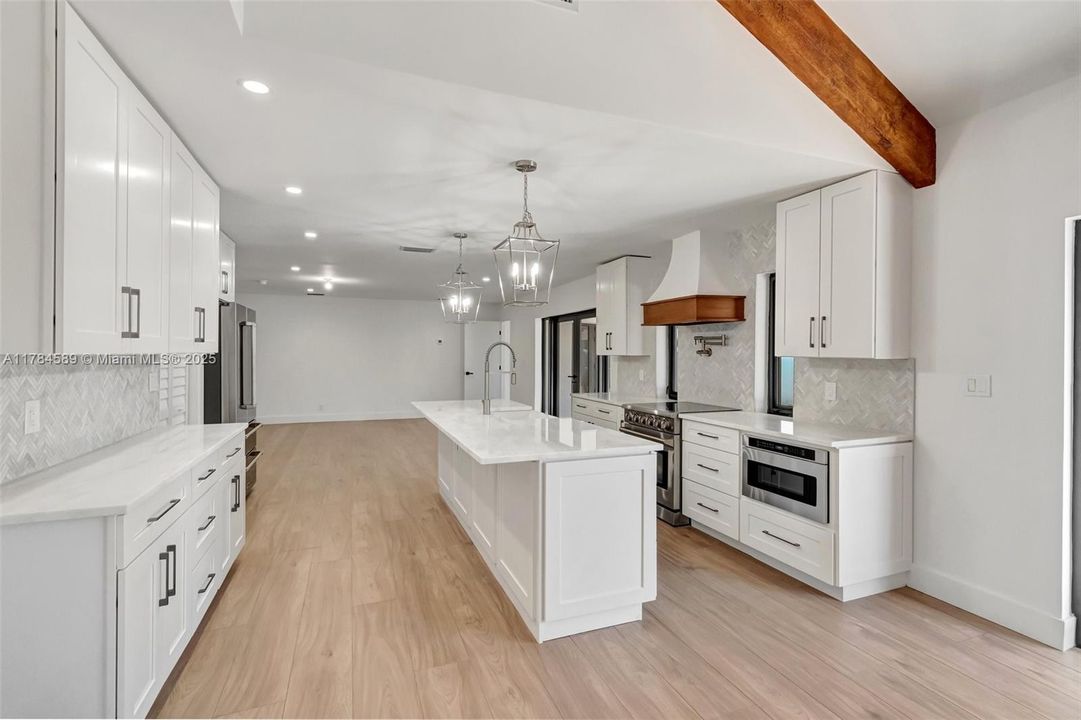 最近售出: $1,195,000 (3 贝兹, 2 浴室, 2898 平方英尺)