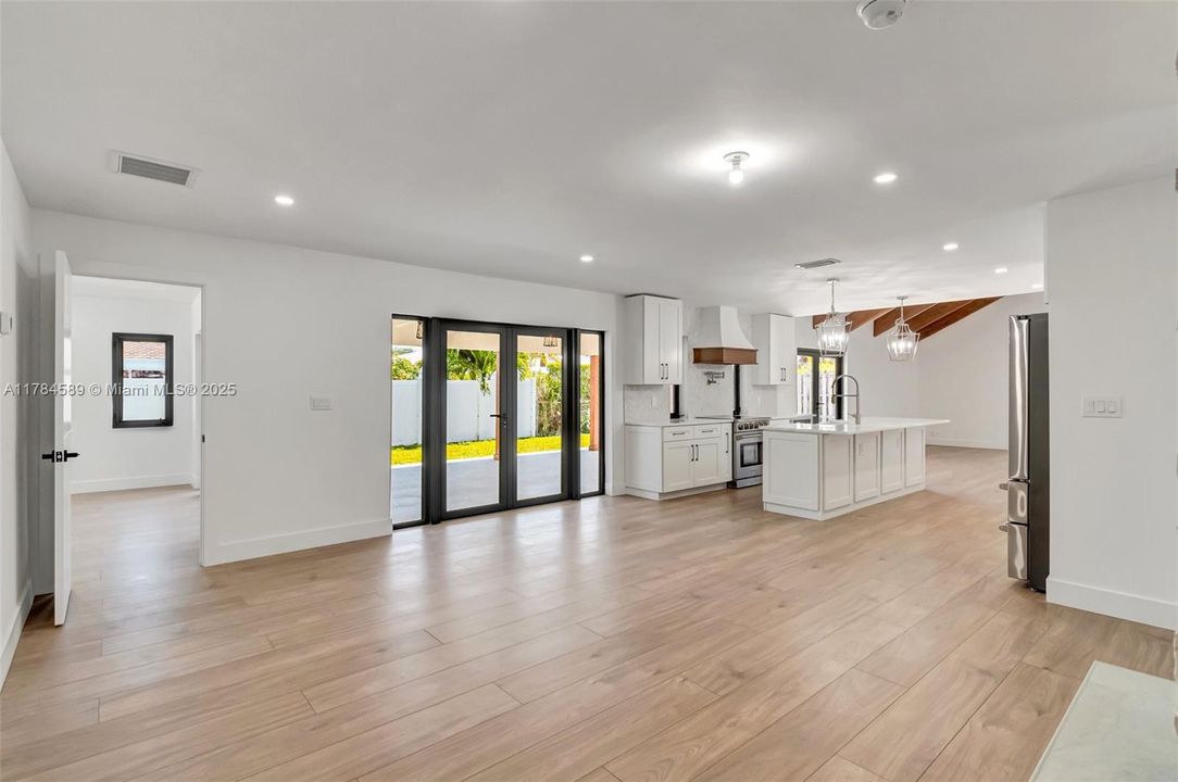 最近售出: $1,195,000 (3 贝兹, 2 浴室, 2898 平方英尺)