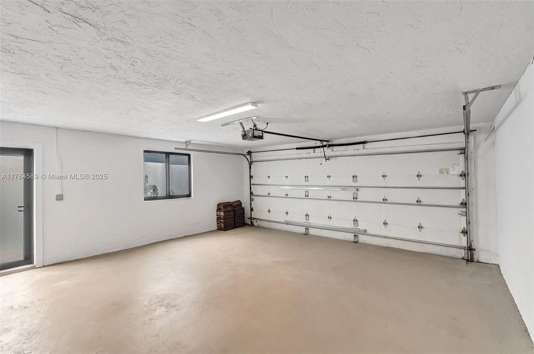 最近售出: $1,195,000 (3 贝兹, 2 浴室, 2898 平方英尺)