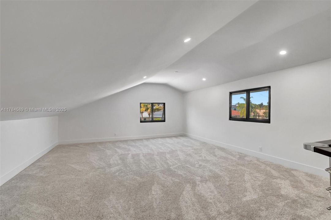 最近售出: $1,195,000 (3 贝兹, 2 浴室, 2898 平方英尺)