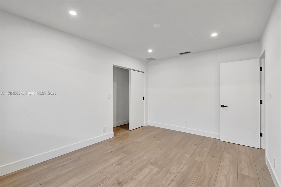 最近售出: $1,195,000 (3 贝兹, 2 浴室, 2898 平方英尺)