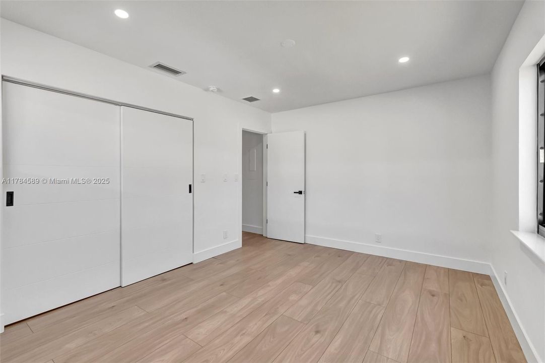 最近售出: $1,195,000 (3 贝兹, 2 浴室, 2898 平方英尺)