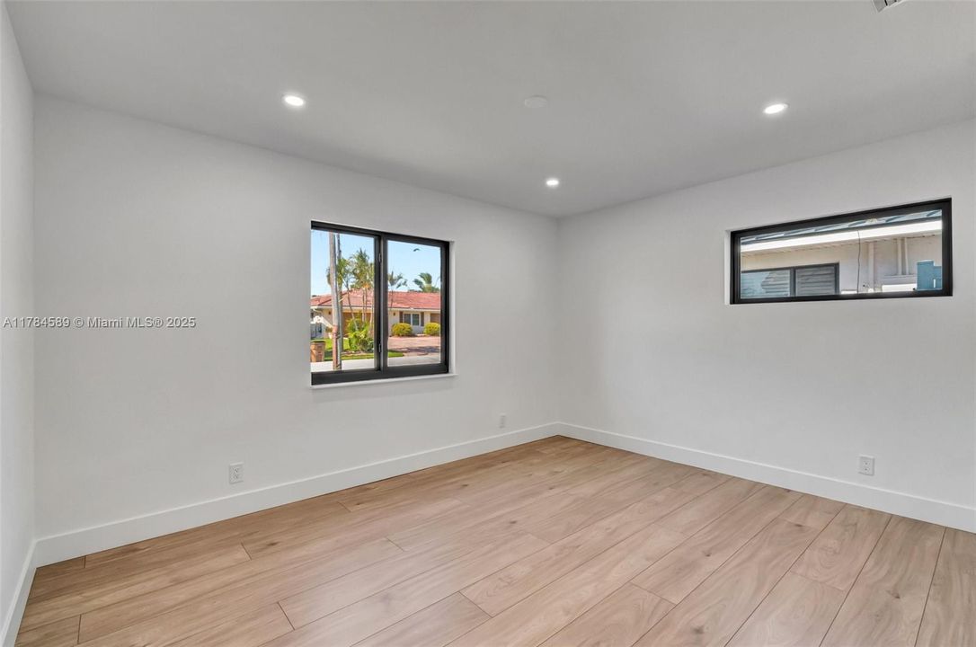 最近售出: $1,195,000 (3 贝兹, 2 浴室, 2898 平方英尺)