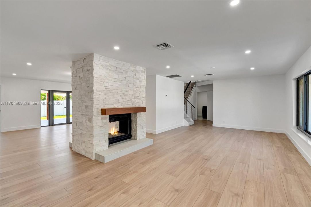 最近售出: $1,195,000 (3 贝兹, 2 浴室, 2898 平方英尺)