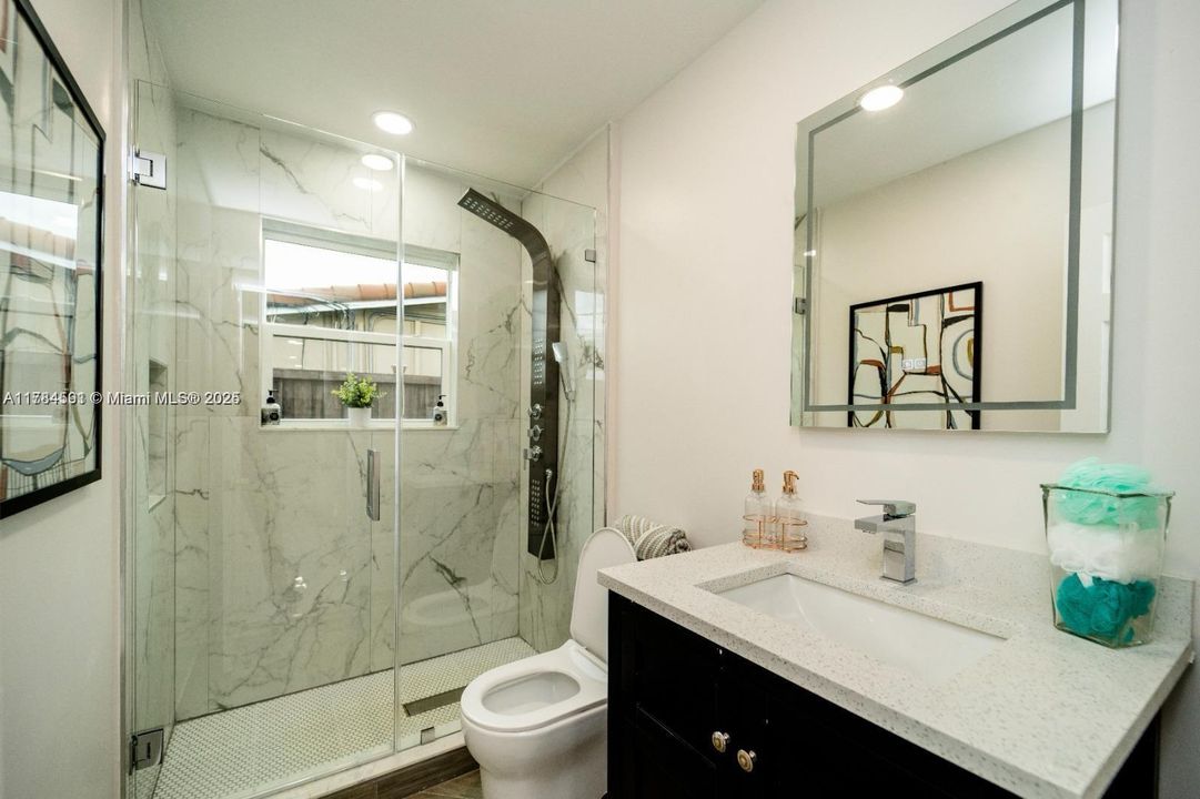 合同活跃: $949,950 (3 贝兹, 3 浴室, 1888 平方英尺)