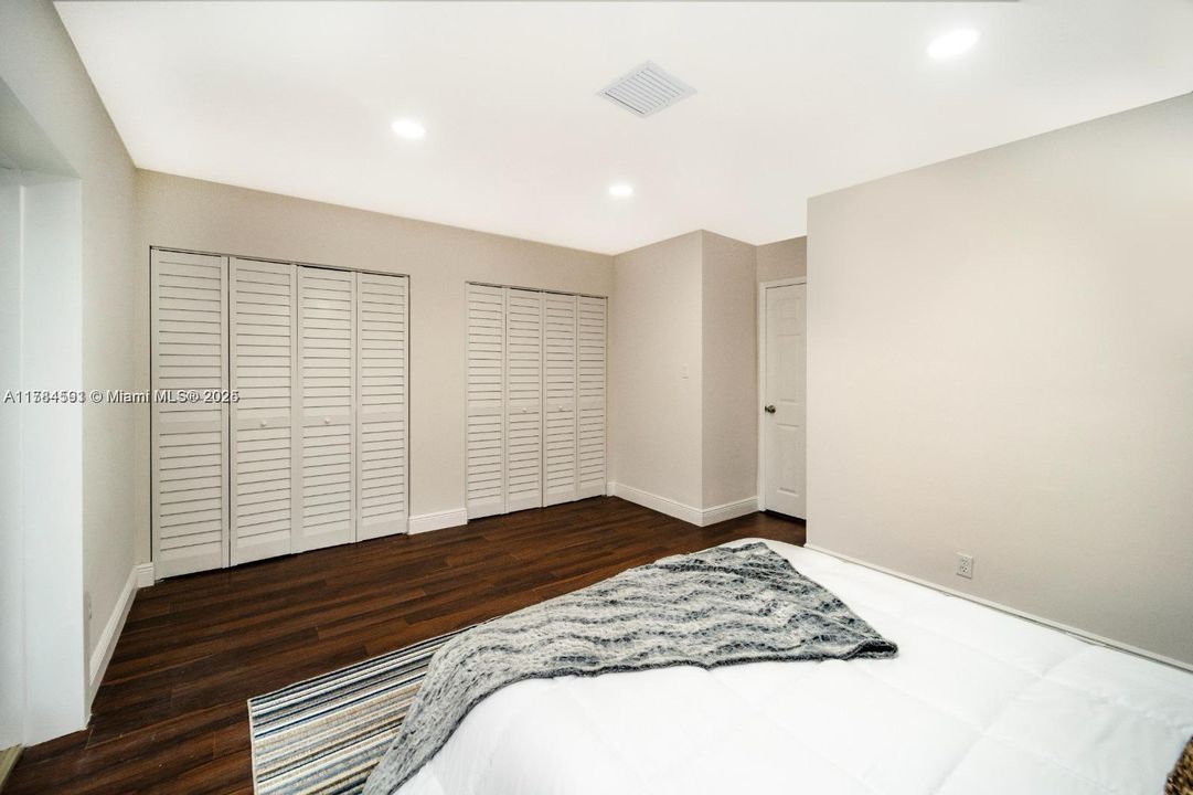 合同活跃: $949,950 (3 贝兹, 3 浴室, 1888 平方英尺)