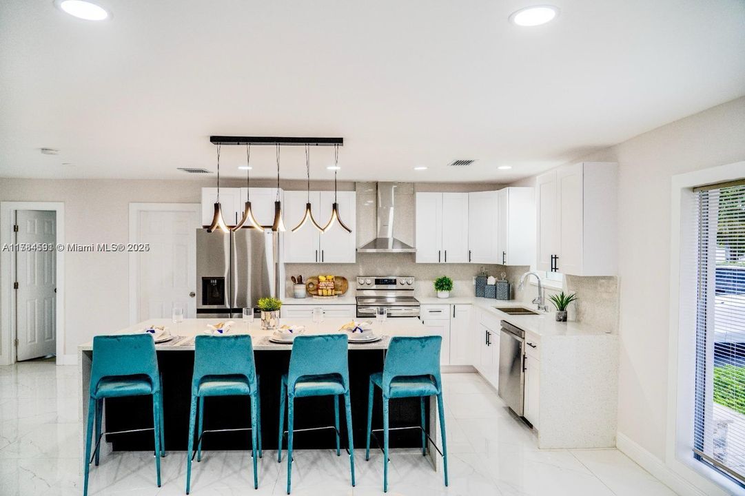 合同活跃: $949,950 (3 贝兹, 3 浴室, 1888 平方英尺)