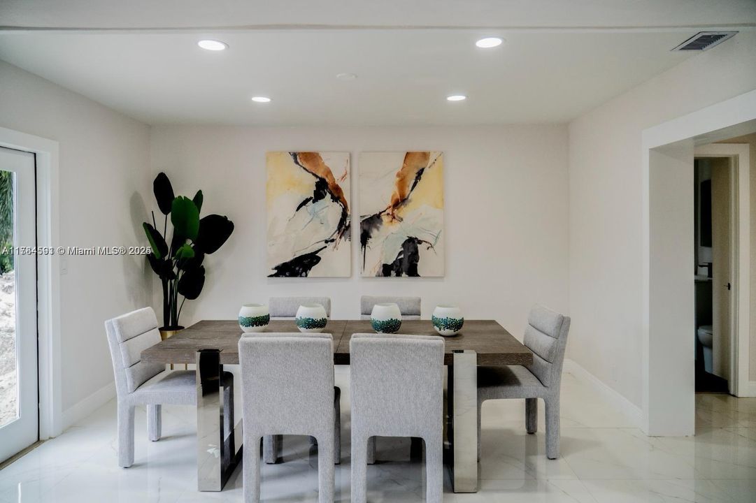 合同活跃: $949,950 (3 贝兹, 3 浴室, 1888 平方英尺)