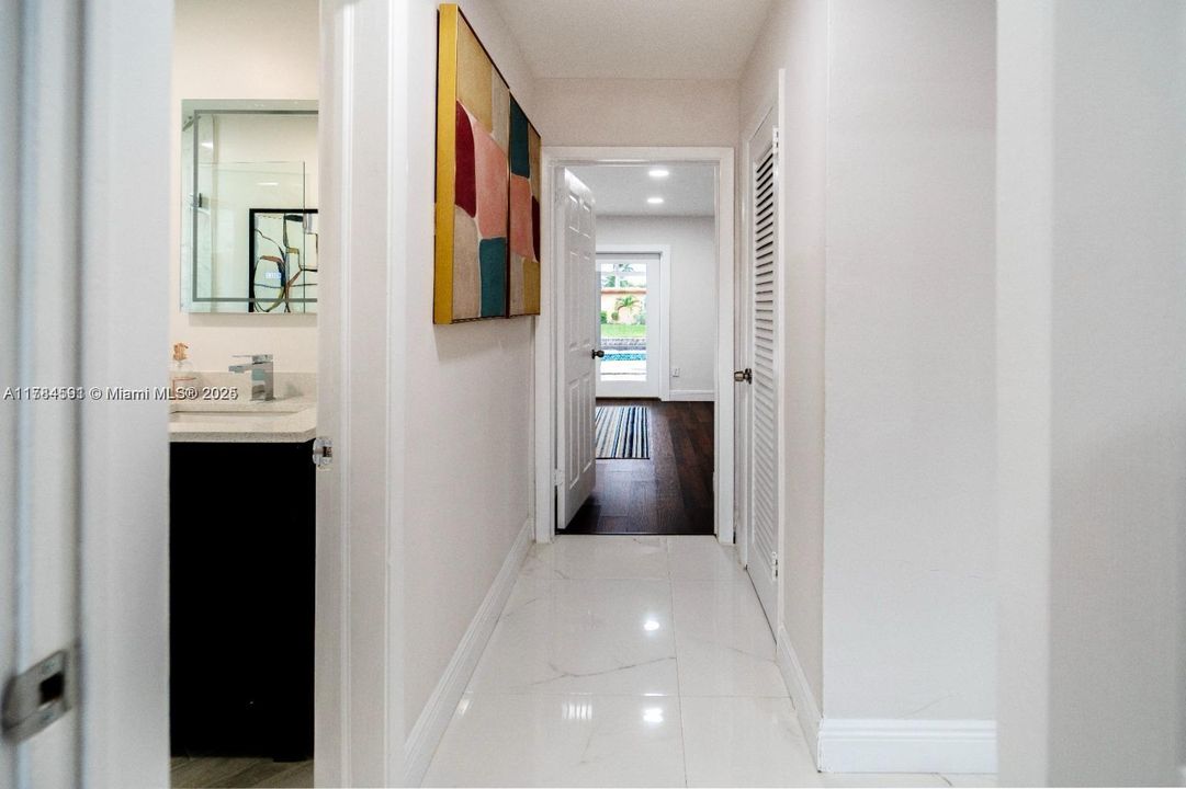 合同活跃: $949,950 (3 贝兹, 3 浴室, 1888 平方英尺)