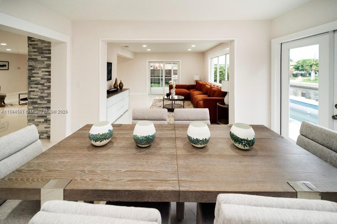 合同活跃: $949,950 (3 贝兹, 3 浴室, 1888 平方英尺)