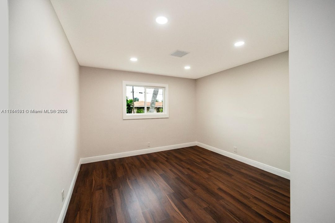 合同活跃: $949,950 (3 贝兹, 3 浴室, 1888 平方英尺)