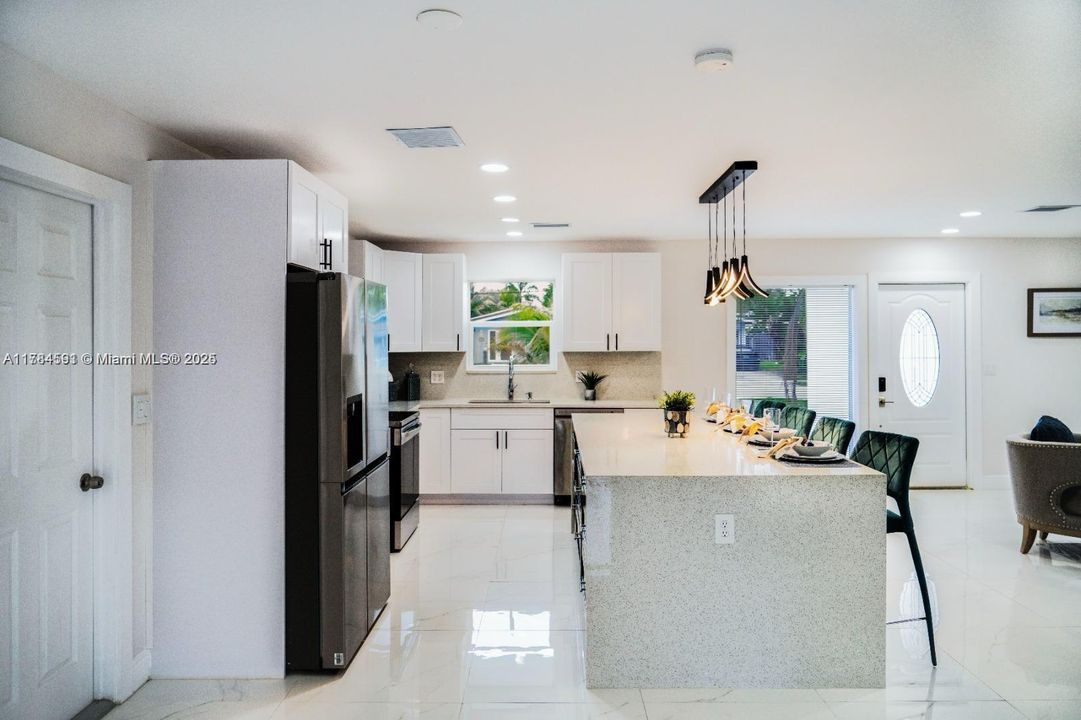 合同活跃: $949,950 (3 贝兹, 3 浴室, 1888 平方英尺)