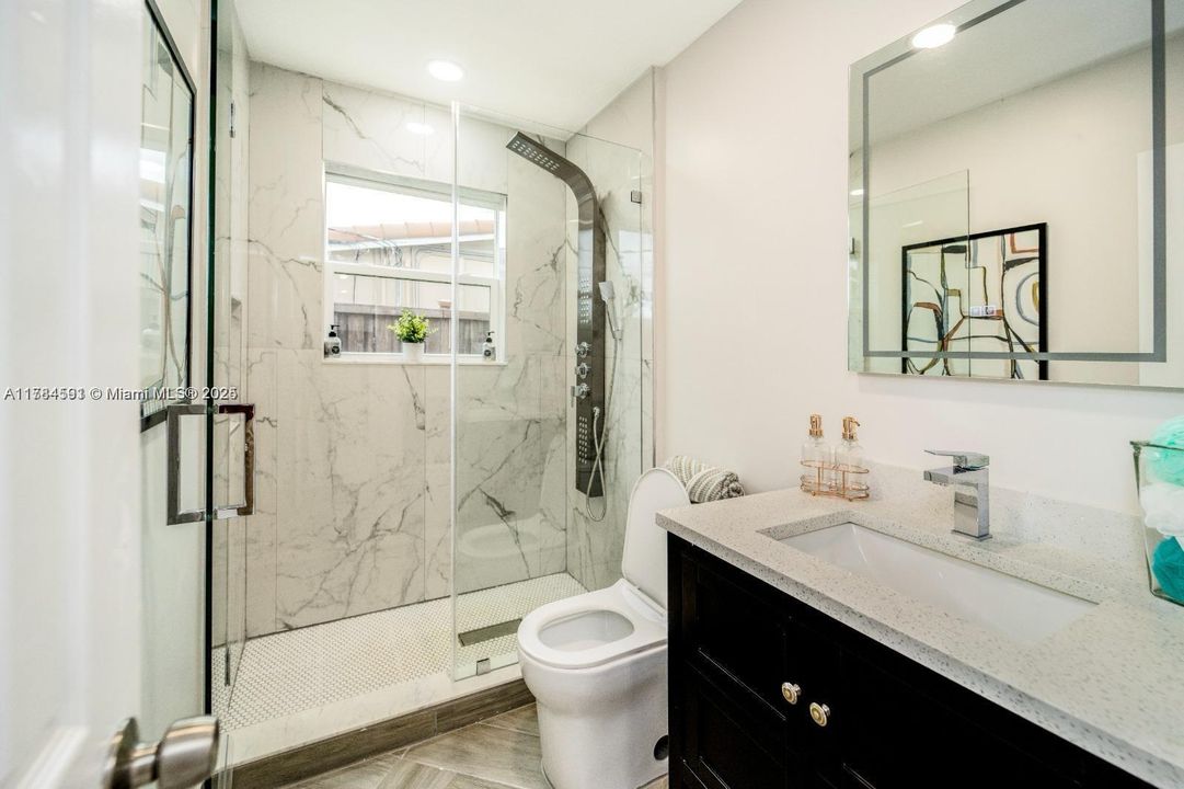 合同活跃: $949,950 (3 贝兹, 3 浴室, 1888 平方英尺)